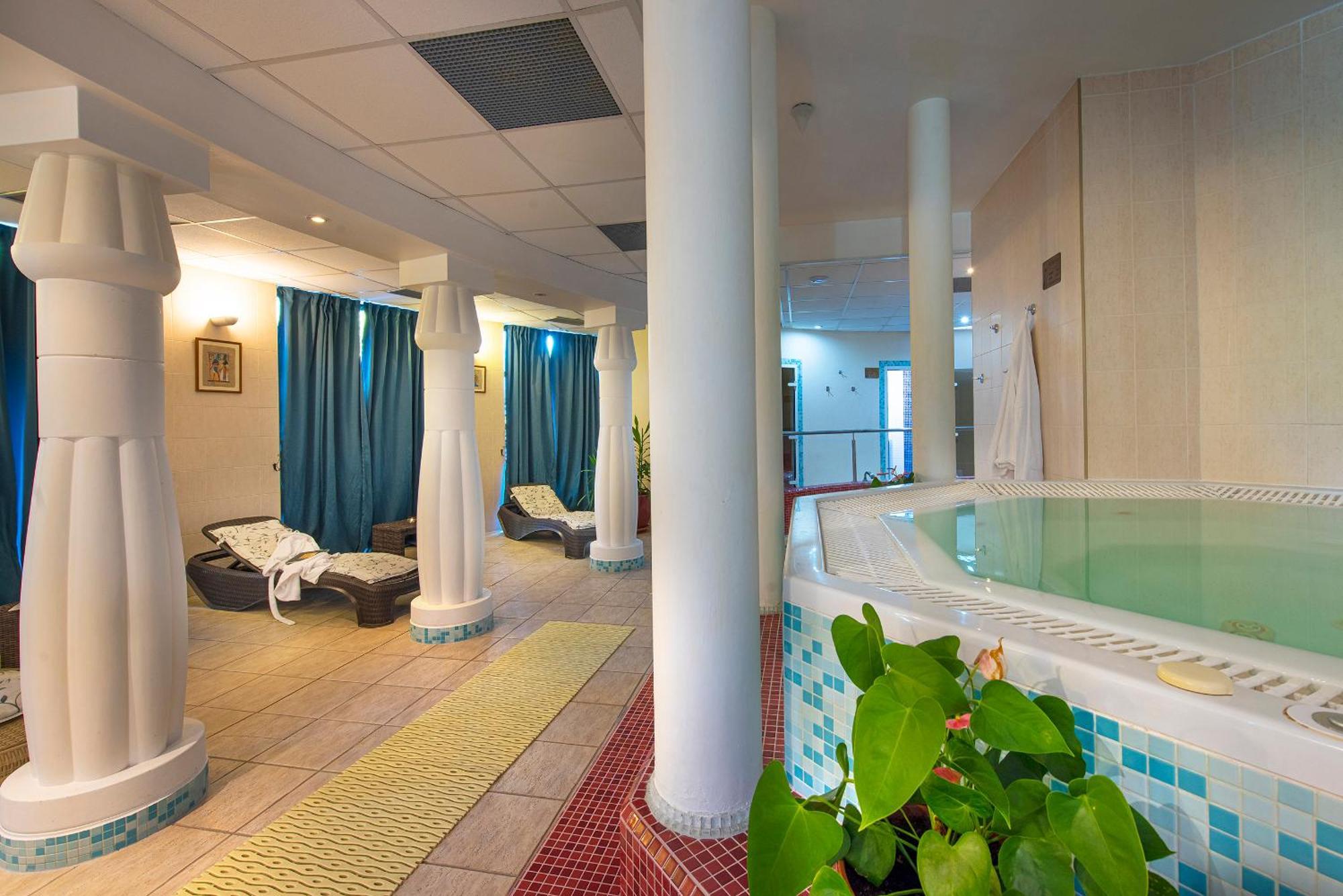 President Hotel Montfort Ждяр Экстерьер фото