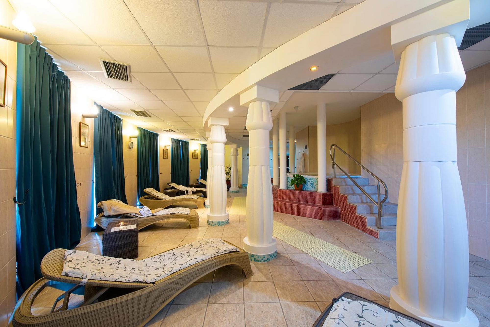 President Hotel Montfort Ждяр Экстерьер фото